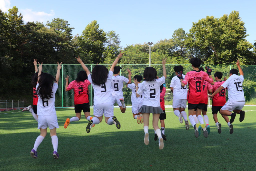 스마일게이트 메타휴먼 ‘한유아’, 어려운 환경의 결연 아동 찾아 ‘축구장 응원’